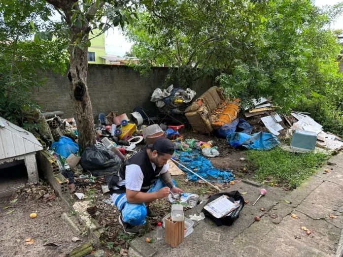 Janeiro Amarelo Araranguá intensifica combate à dengue Agente de saúde de Araranguá fiscaliza quintal com lixo acumulado durante a campanha Janeiro Amarelo. Ação visa eliminar focos do mosquito Aedes aegypti após aumento de casos na região.
