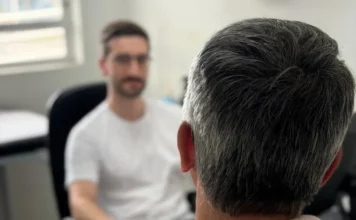 Janeiro Branco: Cocal do Sul alerta para saúde do homem Homem em consulta com profissional de saúde mental, ilustrando a importância do cuidado com a saúde masculina abordada na campanha Janeiro Branco em Cocal do Sul.