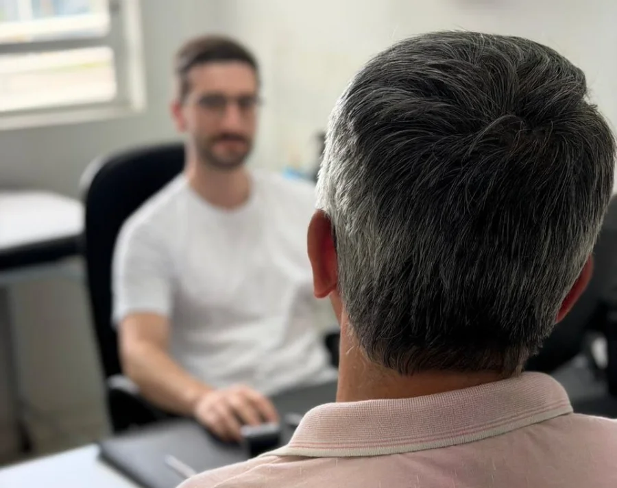Janeiro Branco Cocal do Sul alerta para saúde do homem Homem em consulta com profissional de saúde mental, ilustrando a importância do cuidado com a saúde masculina abordada na campanha Janeiro Branco em Cocal do Sul.