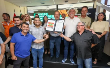 Jorginho Mello libera R$ 5 milhões para o Rio Sangão Governador Jorginho Mello, juntamente com prefeitos e autoridades da região Sul, celebra a assinatura da autorização de recursos para as obras de desassoreamento do Rio Sangão, em Forquilhinha.