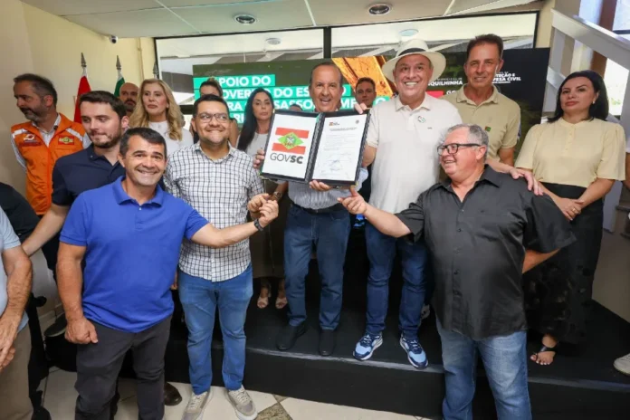 Jorginho Mello libera R$ 5 milhões para o Rio Sangão Governador Jorginho Mello, juntamente com prefeitos e autoridades da região Sul, celebra a assinatura da autorização de recursos para as obras de desassoreamento do Rio Sangão, em Forquilhinha.