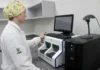 Profissional opera equipamentos no Laboratório de Microbiologia do Iparque Unesc, que recebeu nova acreditação do Inmetro após reforma das instalações.
