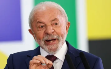 Lula sanciona Orçamento de R$ 6,5 trilhões e aplica 26 vetos Presidente Lula sanciona Orçamento 2026. Texto final fixa gastos de R$ 6,5 trilhões, salário mínimo de R$ 1.621 e recorde de R$ 61 bilhões em emendas parlamentares, com 26 vetos presidenciais.