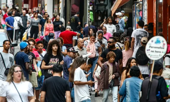 MEI 2026 Contribuição mensal sobe para R$ 81,05 Multidão em rua de comércio popular. Contribuição mensal do MEI sobe para R$ 81,05 em 2026 após reajuste do salário mínimo; guias DAS devem ser emitidas pelo Portal do Simples Nacional ou App MEI.