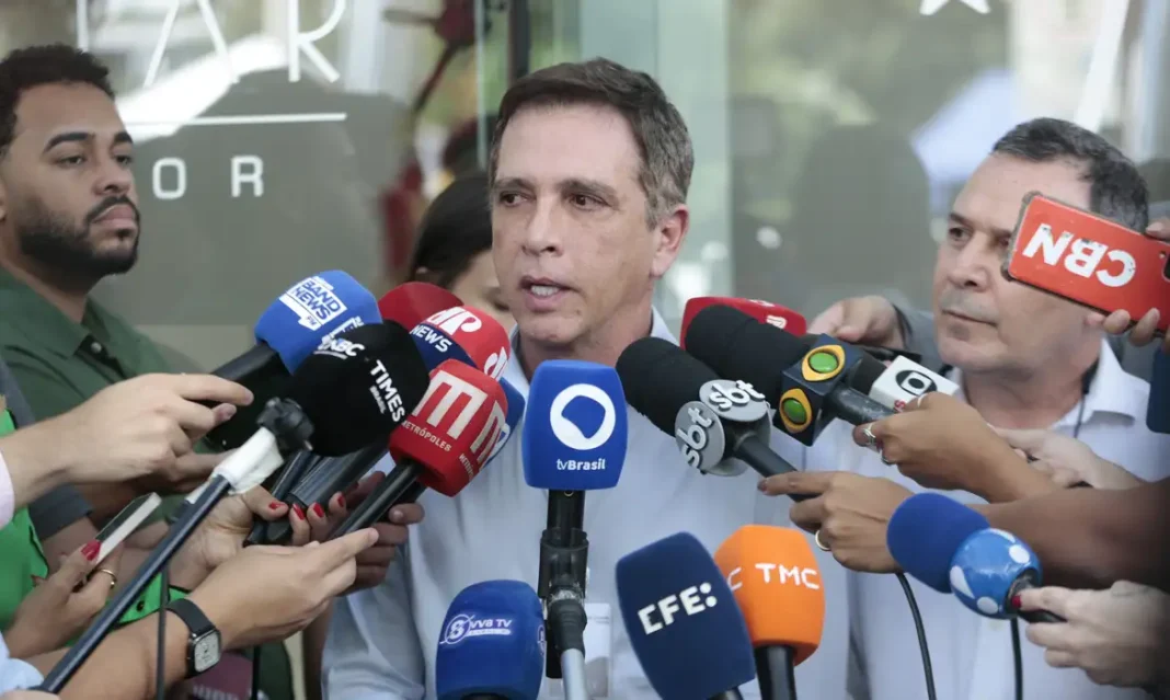 Médico diz que queda de Bolsonaro pode ser por medicação O médico Brasil Caiado concede entrevista coletiva à imprensa, cercado por diversos microfones de emissoras de rádio e TV, para explicar o estado de saúde do ex-presidente Jair Bolsonaro após uma queda.