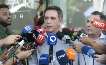 Médico diz que queda de Bolsonaro pode ser por medicação O médico Brasil Caiado concede entrevista coletiva à imprensa, cercado por diversos microfones de emissoras de rádio e TV, para explicar o estado de saúde do ex-presidente Jair Bolsonaro após uma queda.