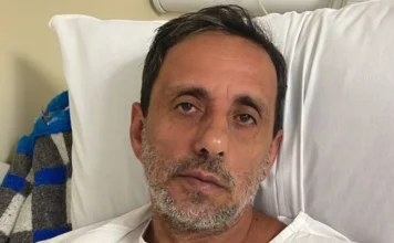 Morador de Sombrio pede ajuda para tratamento após AVC Foto de Joseli Vaz Ferreira, ceramista de Sombrio, deitado em um leito hospitalar durante sua recuperação após sofrer um Acidente Vascular Cerebral (AVC).