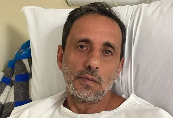 Morador de Sombrio pede ajuda para tratamento após AVC Foto de Joseli Vaz Ferreira, ceramista de Sombrio, deitado em um leito hospitalar durante sua recuperação após sofrer um Acidente Vascular Cerebral (AVC).