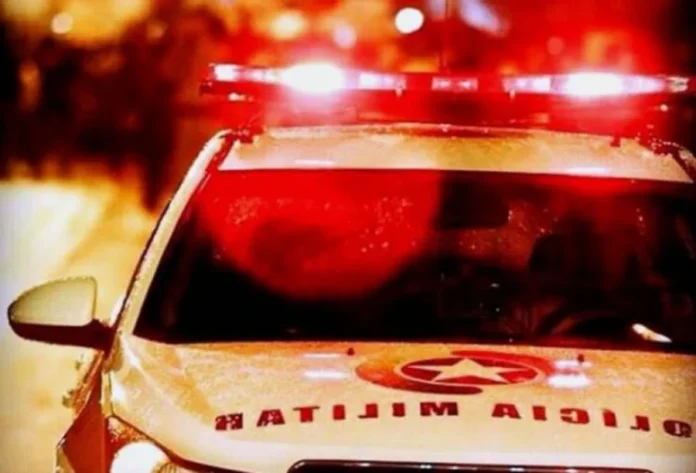 Motorista abandona carro com 79 kg de drogas em Criciúma Viatura da Polícia Militar com luzes de emergência acesas durante operação noturna.