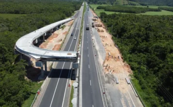 Obras alteram trânsito na BR-101 em Paulo Lopes Vista aérea das obras de construção do novo viaduto no km 246 da BR-101 Sul, em Paulo Lopes (SC), mostrando a estrutura de concreto sobre a rodovia onde a ViaCosteira realiza a operação de içamento de vigas.