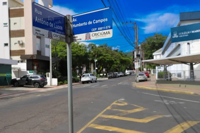 Obras alteram trânsito no Pio Corrêa nesta segunda (19) Placas de sinalização das ruas Antônio de Lucca e Humberto de Campos, no bairro Pio Corrêa, em Criciúma, local que receberá obras de drenagem e pavimentação.