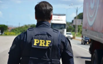 Operação Ano Novo: Mortes caem 62% nas rodovias de SC Agente da PRF fiscaliza rodovia em Santa Catarina. Balanço da Operação Ano Novo 2026 indica redução de mortes, apesar do aumento de 13% no total de acidentes e flagrantes de excesso de velocidade.