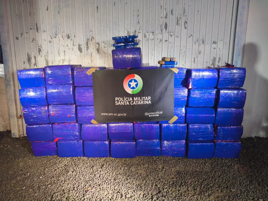 PM apreende 842 kg de maconha no bairro Lagoão em Araranguá PM apreende 842 kg de maconha em Araranguá. Grande quantidade de droga em tabletes azuis empilhada no bairro Lagoão; ação do 19º BPM resultou na prisão de um homem de 28 anos e retirada de circulação de quase uma tonelada de entorpecentes.