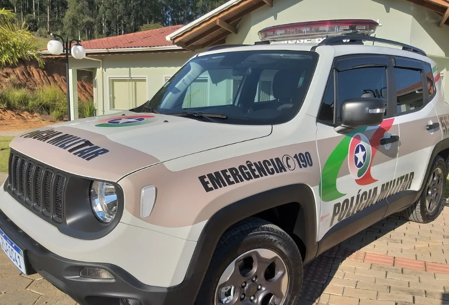 Viatura da Polícia Militar de Santa Catarina estacionada em frente a uma edificação, representando a guarnição que efetuou a apreensão de arma de fogo e munições no bairro Demboski, em Içara.