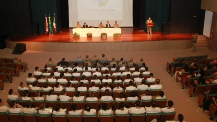 PMSC forma 405 auxiliares para reforçar atendimento 190 Auditório lotado durante a cerimônia de formatura de mais de 400 auxiliares temporários da Polícia Militar de Santa Catarina, que atuarão no atendimento 190 e setor administrativo.