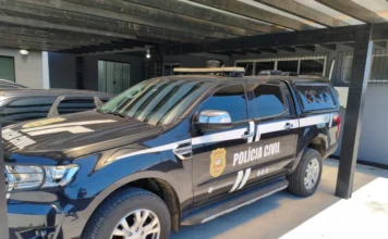 Policial civil salva homem em Araranguá durante transporte Viatura oficial da Polícia Civil de Santa Catarina, modelo Ford Ranger na cor preta, com identificação ostensiva em branco e o brasão da instituição na porta lateral. O veículo está estacionado sob uma estrutura de madeira, representando a frota utilizada em operações como a Operação Verão, mencionada na reportagem sobre o salvamento em Araranguá.