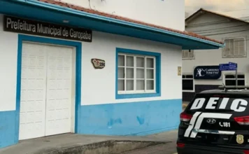 Prefeito de Garopaba é preso em operação contra corrupção Viatura da DEIC, da Polícia Civil de Santa Catarina, estacionada em frente à sede da Prefeitura Municipal de Garopaba durante a 2ª fase da Operação Coleta Seletiva.