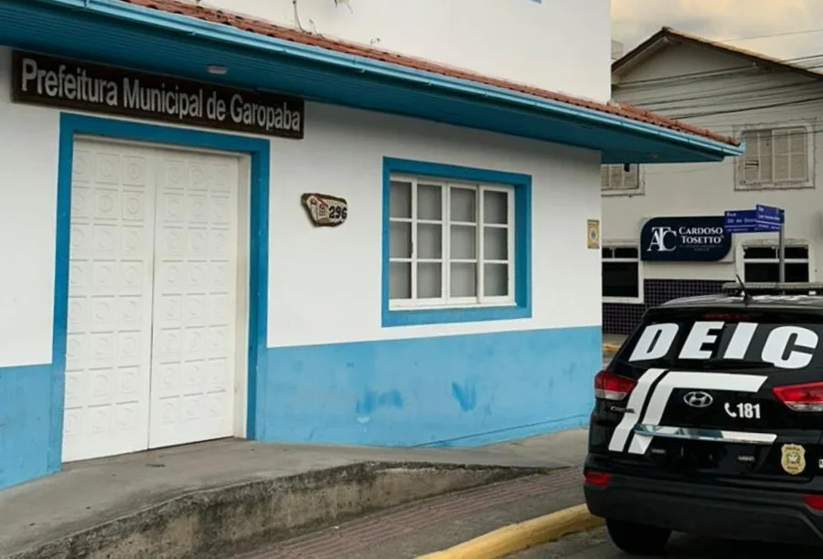 Viatura da DEIC, da Polícia Civil de Santa Catarina, estacionada em frente à sede da Prefeitura Municipal de Garopaba durante a 2ª fase da Operação Coleta Seletiva.