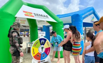 Programa Jogue Limpo movimenta orla do Arroio do Silva Banhistas participam de atividade lúdica com roleta sobre sustentabilidade na orla de Balneário Arroio do Silva, durante ação do programa Jogue Limpo com o Meio Ambiente, promovida pela SEMAE com apoio da Polícia Militar Ambiental.