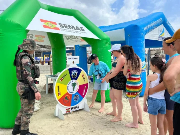 Programa Jogue Limpo movimenta orla do Arroio do Silva Banhistas participam de atividade lúdica com roleta sobre sustentabilidade na orla de Balneário Arroio do Silva, durante ação do programa Jogue Limpo com o Meio Ambiente, promovida pela SEMAE com apoio da Polícia Militar Ambiental.