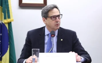 Projeto na Câmara permite que Ltdas emitam debêntures Fotografia do deputado Luiz Philippe de Orleans e Bragança sentado à mesa em uma comissão. Ele é um homem de pele clara, cabelos grisalhos curtos e usa óculos de grau, terno escuro e gravata azul com pontos brancos. Ao fundo, vê-se a bandeira do Brasil. Ilustra o projeto que permite a empresas Ltda emitirem debêntures.