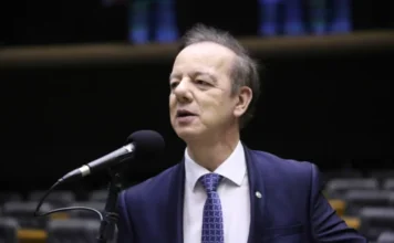 Proposta cria conselho para comunidades terapêuticas O deputado federal Ismael (PSD-SC), autor do PL 112/25 que cria o Conselho Nacional das Comunidades Terapêuticas Acolhedoras, discursando ao microfone no plenário da Câmara dos Deputados.