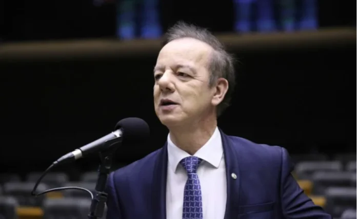 Proposta cria conselho para comunidades terapêuticas O deputado federal Ismael (PSD-SC), autor do PL 112/25 que cria o Conselho Nacional das Comunidades Terapêuticas Acolhedoras, discursando ao microfone no plenário da Câmara dos Deputados.