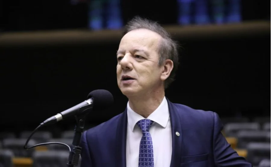 Proposta cria conselho para comunidades terapêuticas O deputado federal Ismael (PSD-SC), autor do PL 112/25 que cria o Conselho Nacional das Comunidades Terapêuticas Acolhedoras, discursando ao microfone no plenário da Câmara dos Deputados.