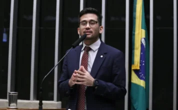Reincidência de escapamento barulhento pode virar crime Foto do deputado Kim Kataguiri, autor do projeto de lei que criminaliza a reincidência de veículos com escapamento barulhento, discursando na tribuna da Câmara dos Deputados