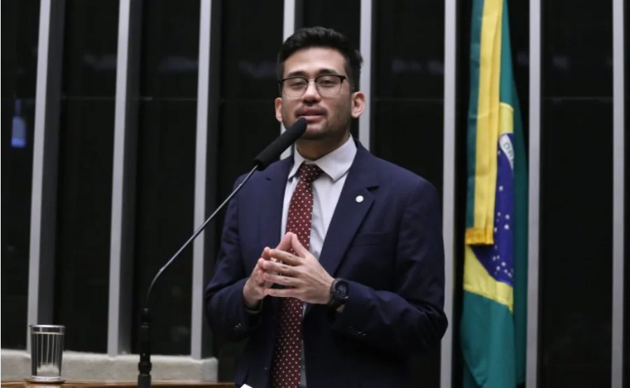 Foto do deputado Kim Kataguiri, autor do projeto de lei que criminaliza a reincidência de veículos com escapamento barulhento, discursando na tribuna da Câmara dos Deputados