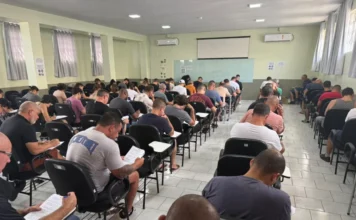 SAMAE Araranguá realiza maior seletivo da história Sala de aula cheia com candidatos sentados em carteiras realizando a prova teórica do processo seletivo do SAMAE de Araranguá.