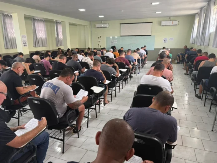 SAMAE Araranguá realiza maior seletivo da história Sala de aula cheia com candidatos sentados em carteiras realizando a prova teórica do processo seletivo do SAMAE de Araranguá.
