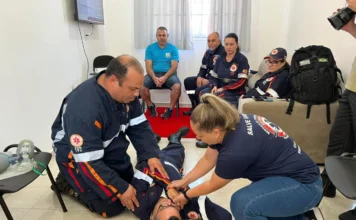 SAMU do Arroio treina resgate de vítimas de afogamento Profissionais do SAMU de Balneário Arroio do Silva realizam simulação prática de atendimento a vítima durante capacitação.