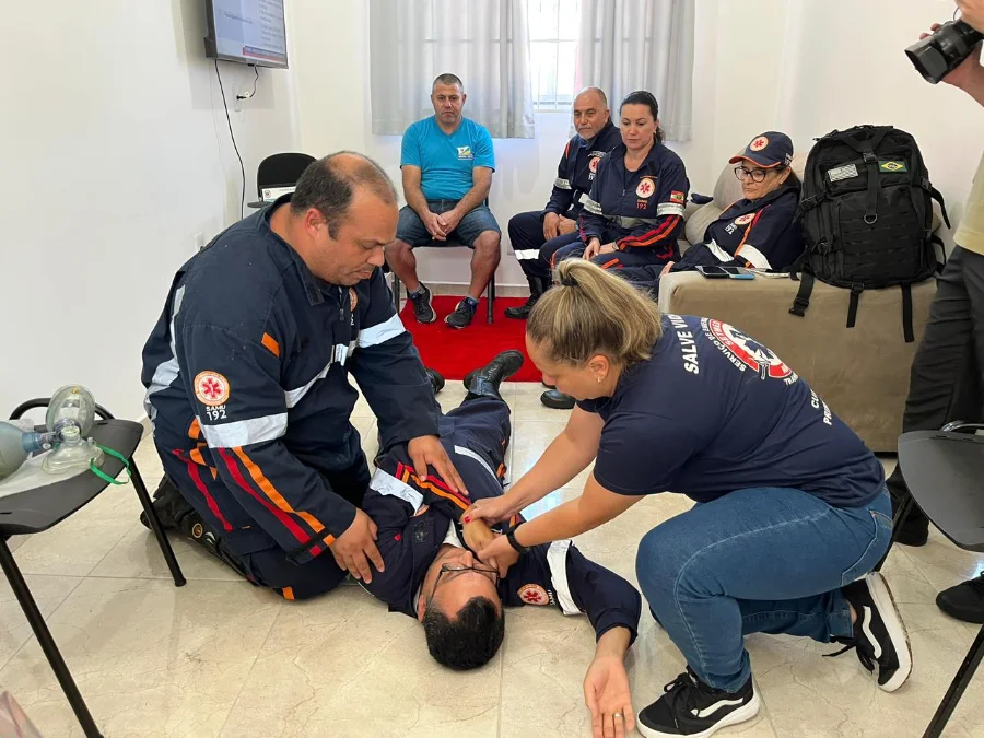 Profissionais do SAMU de Balneário Arroio do Silva realizam simulação prática de atendimento a vítima durante capacitação.