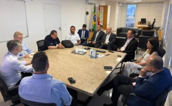 SC atinge 95% de adequação ao novo processo da CNH Comitiva técnica da Senatran e CGU em visita ao Detran/SC. Na imagem, gestores e auditores discutem a adequação dos sistemas para o novo modelo da CNH em uma sala de reuniões oficial.
