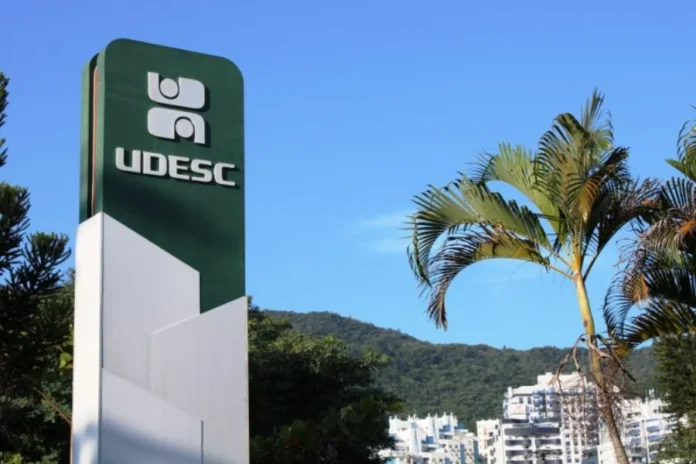 SC proíbe cotas raciais e cria intercâmbio na rede pública Placa de identificação da Universidade do Estado de Santa Catarina (Udesc), instituição pública impactada pela nova lei estadual que veda a adoção de cotas e ações afirmativas não econômicas.