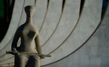 STF marca 3 anos do 8 de janeiro com evento e exposição Estátua da Justiça em frente ao STF. Corte programa evento e exposição "Mãos da Reconstrução" para os três anos do 8 de janeiro; programação inclui documentário e debates sobre a defesa da democracia.