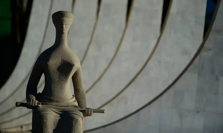 Estátua da Justiça em frente ao STF. Corte programa evento e exposição 