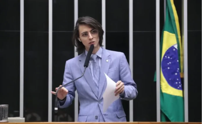 SUS Comissão aprova regras para remédios de autismo O deputado federal Amom Mandel (Cidadania-AM), de terno azul e óculos, discursa no púlpito da Câmara dos Deputados, segurando papéis. Ele foi o relator do projeto que aprovou regras para o fornecimento de medicamentos para autismo pelo SUS.