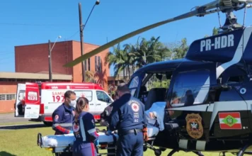 Samu SC atende recorde de 205 mil ocorrências em 2025 Uma ambulância moderna do Samu de Santa Catarina, modelo Unidade de Suporte Avançado (USA), estacionada com as portas abertas e equipamentos de socorro visíveis, representando a renovação da frota e os investimentos em saúde realizados em 2025.