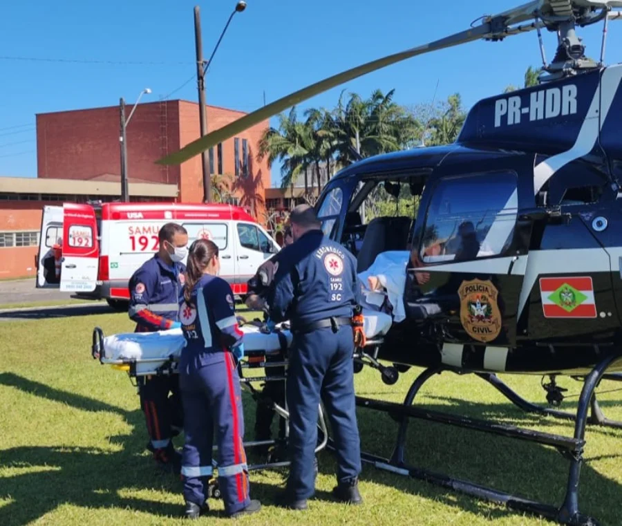 Uma ambulância moderna do Samu de Santa Catarina, modelo Unidade de Suporte Avançado (USA), estacionada com as portas abertas e equipamentos de socorro visíveis, representando a renovação da frota e os investimentos em saúde realizados em 2025.