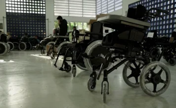 Saúde: CCR fortalece reabilitação em Santa Catarina Cadeiras de rodas alinhadas no Centro Catarinense de Reabilitação (CCR) em Santa Catarina para entrega a pacientes
