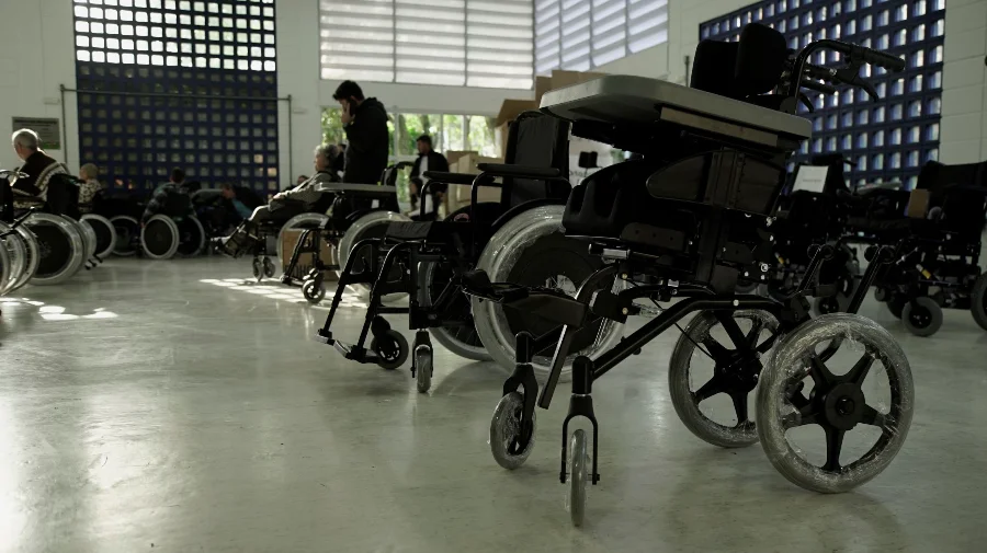 Cadeiras de rodas alinhadas no Centro Catarinense de Reabilitação (CCR) em Santa Catarina para entrega a pacientes