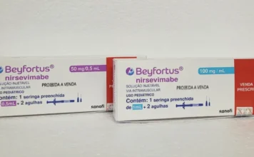 Saúde de SC inicia prevenção de VSR em bebês de risco A imagem apresenta duas embalagens do medicamento Beyfortus (nirsevimabe) posicionadas lado a lado sobre uma superfície clara. À esquerda, destaca-se a caixa de 50 mg/0,5 mL e, à direita, a de 100 mg/1 mL. As embalagens brancas contêm detalhes em roxo e azul, indicando tratar-se de uma solução injetável de uso pediátrico, produzida pela Sanofi.