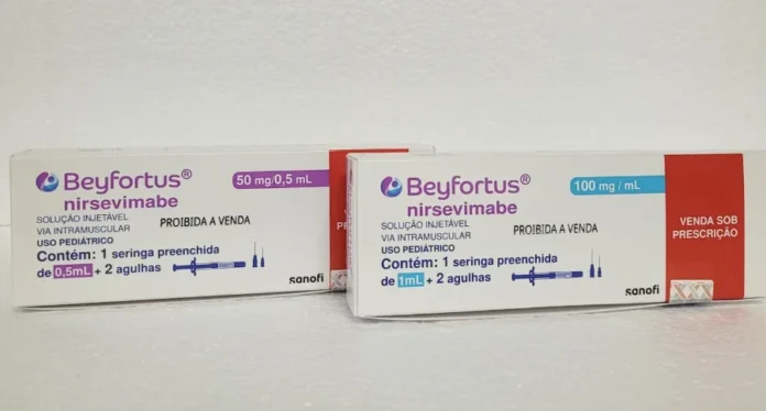 Saúde de SC inicia prevenção de VSR em bebês de risco A imagem apresenta duas embalagens do medicamento Beyfortus (nirsevimabe) posicionadas lado a lado sobre uma superfície clara. À esquerda, destaca-se a caixa de 50 mg/0,5 mL e, à direita, a de 100 mg/1 mL. As embalagens brancas contêm detalhes em roxo e azul, indicando tratar-se de uma solução injetável de uso pediátrico, produzida pela Sanofi.