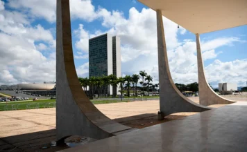 Senado avalia Jorge Messias para vaga no STF Fachada do Palácio do Planalto em Brasília, sede do Poder Executivo Federal, de onde partem as indicações presidenciais para cargos de autoridade que são analisadas pelo Senado, como mencionado na matéria.