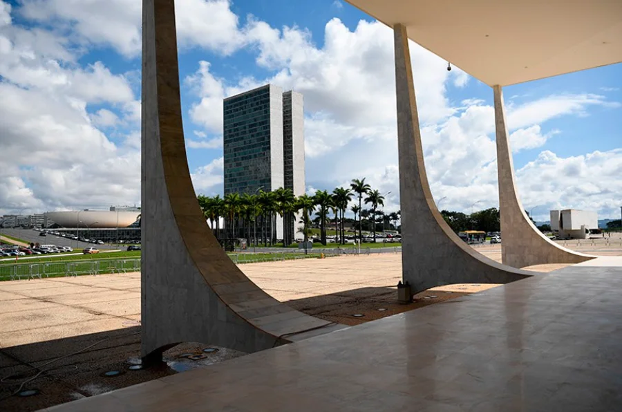 Senado avalia Jorge Messias para vaga no STF Fachada do Palácio do Planalto em Brasília, sede do Poder Executivo Federal, de onde partem as indicações presidenciais para cargos de autoridade que são analisadas pelo Senado, como mencionado na matéria.