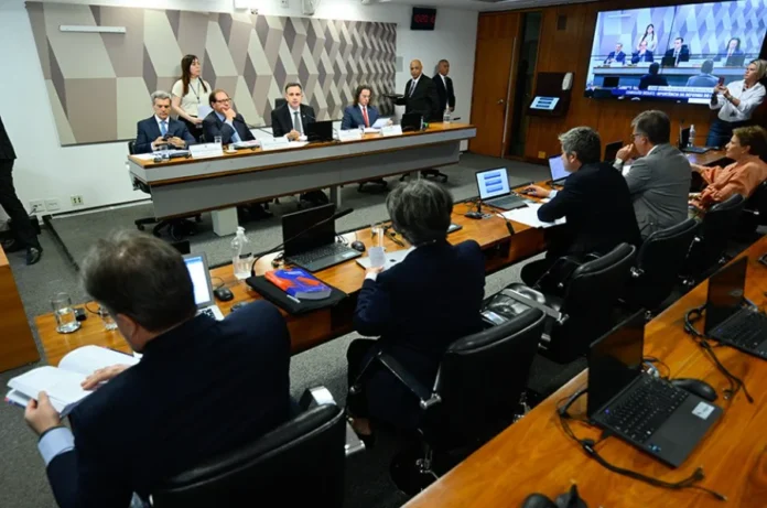 Senado deve votar novo Código Civil até junho de 2026 Vista da sala de reunião da Comissão Temporária do Senado Federal durante debate sobre a reforma do Código Civil, com senadores e juristas sentados à mesa analisando o PL 4/2025.