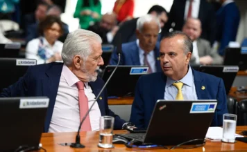 Senado diverge sobre prisão de Maduro e operação dos EUA Senadores Jaques Wagner e Nelsinho Trad debatem no Senado Federal. Parlamentares divergem sobre a captura de Nicolás Maduro pelos EUA; governo aponta violação de soberania e oposição celebra fim do regime.