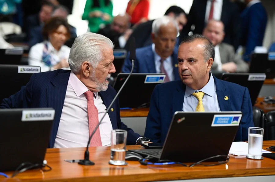 Senado diverge sobre prisão de Maduro e operação dos EUA Senadores Jaques Wagner e Nelsinho Trad debatem no Senado Federal. Parlamentares divergem sobre a captura de Nicolás Maduro pelos EUA; governo aponta violação de soberania e oposição celebra fim do regime.